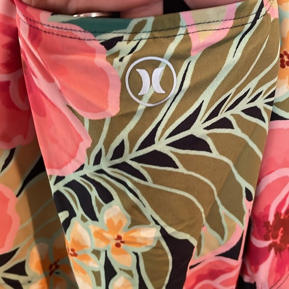Hurley 1 piece swimsuit-NEW with tags-size medium - Picture 10 of 16